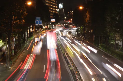 夜の車線を描く光の軌跡