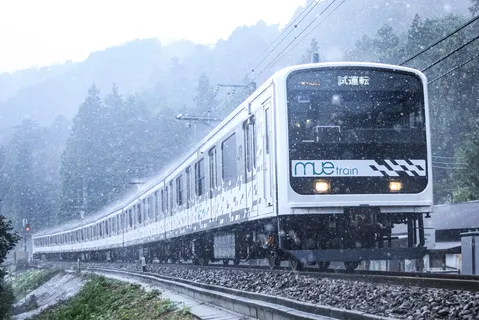 雪降る中の試運転列車