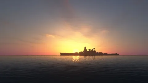 夕陽に浮かぶ戦艦のシルエット