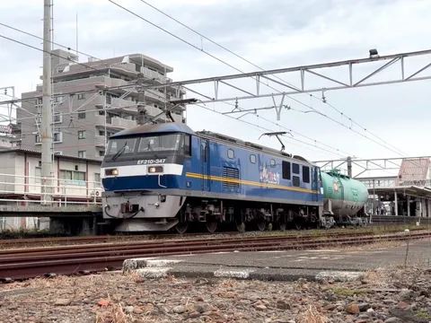青い機関車と緑のタンク車