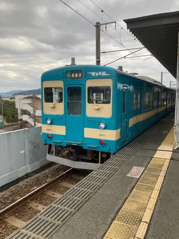 懐かしさを誘う、水色の電車