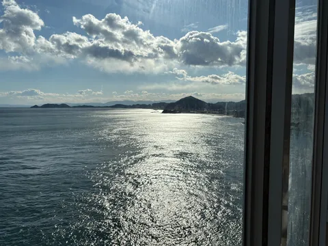 窓越しの光と海のコントラスト