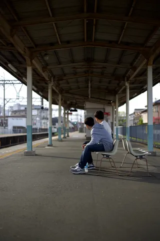 レトロな駅で過ごす二人