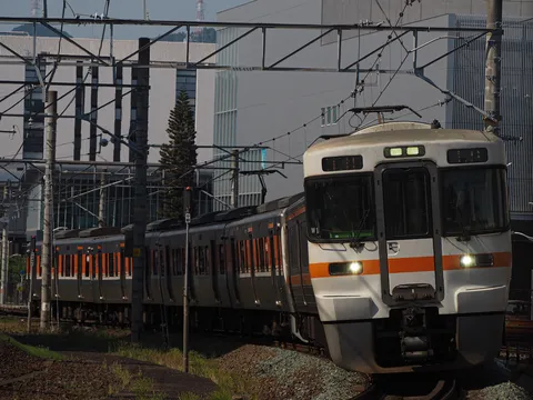 今日も行く行く、オレンジ電車