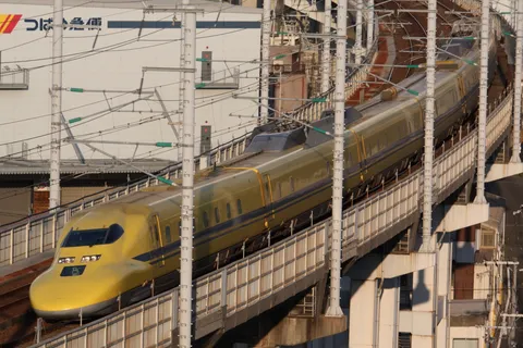 空へ走る黄の列車
