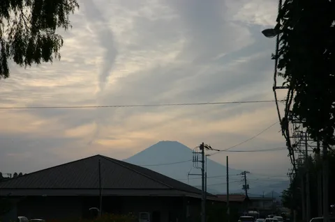 薄明に浮かぶ霊峰