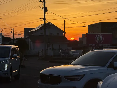 電気と空と家のシルエット
