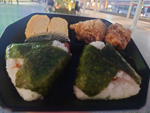 海苔巻きおむすびと唐揚げ弁当