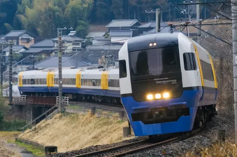 曲線を行く特急列車