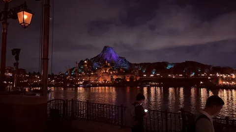夜景に浮かぶ火山、夢の世界