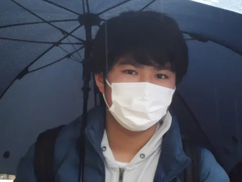 雨粒とマスク越しの眼差し