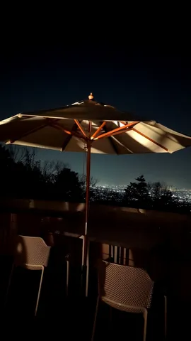 夜景を望むテラスの静寂