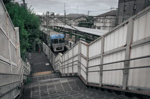 雨上がりの鉄路と階段