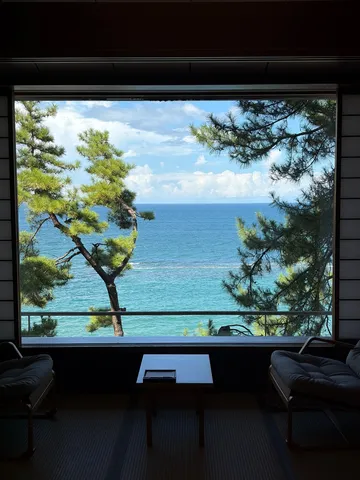 窓越しの海と風の色