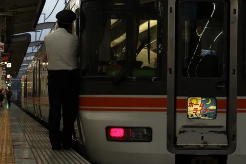 駅員さんの佇まい、夜汽車の気配