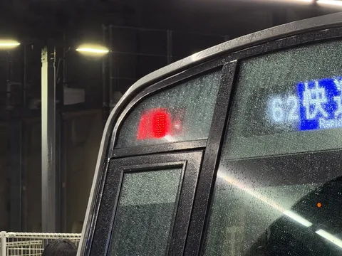 雨の窓に映る光の断片