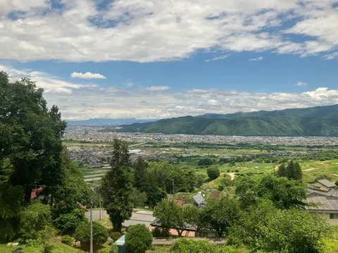 山並みに抱かれる街の眺望
