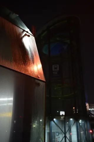 夜の雨とオレンジの光