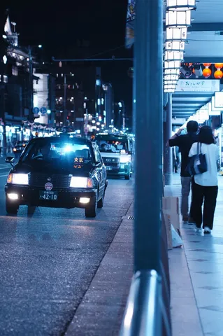 夜の街を駆ける光のタクシー