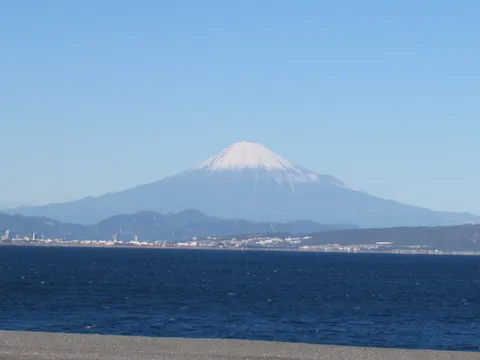 海に浮かぶ白い頂