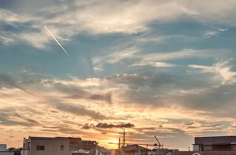 広がる空、夕焼けに染まる街
