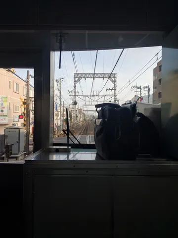 線路と夕暮れの静かな駅