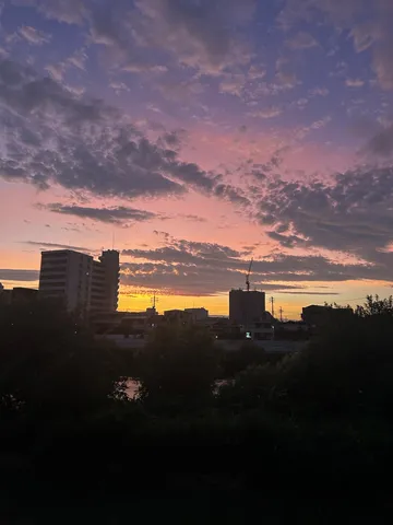 都会の空、染まるマジックアワー