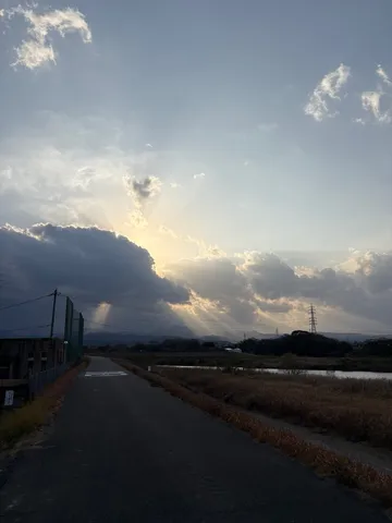 雲間から差す光の道