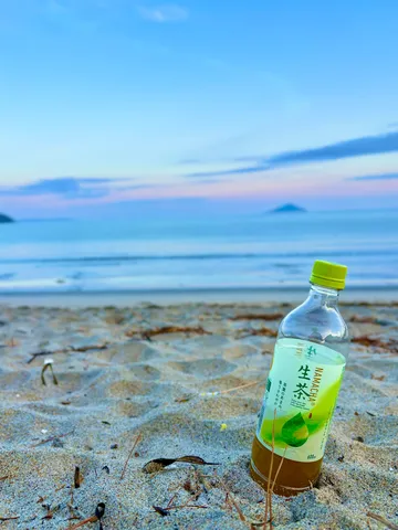 海辺のボトルと青い空