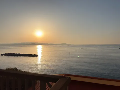 茜色の海に浮かぶ穏やかな時間