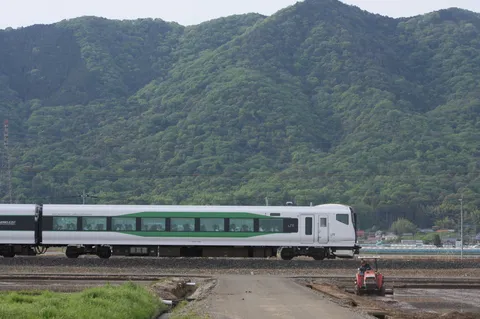 新緑と列車、農夫の交差点