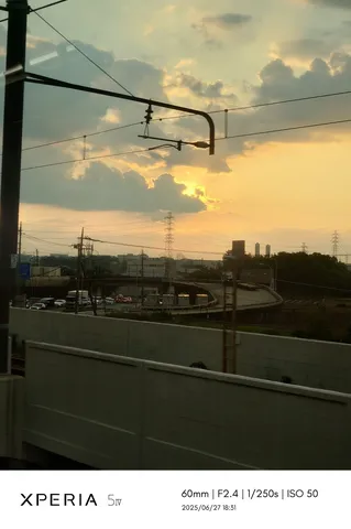 夕暮れの空と電車の窓