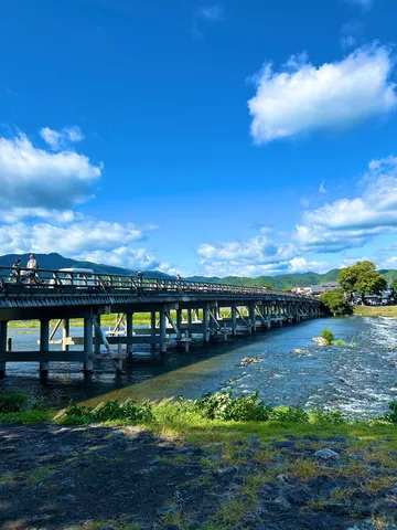 涼やかな川風と緑の橋