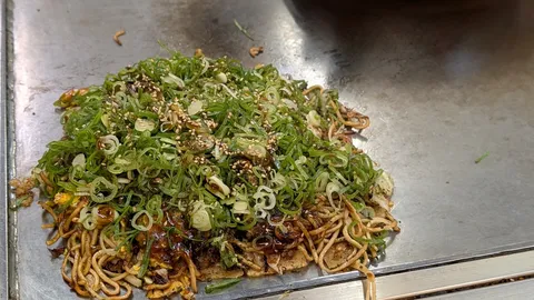 ネギまみれの焼きそば、それともお好み焼き？