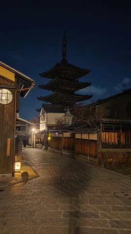 京都の夜、石畳の道と五重塔