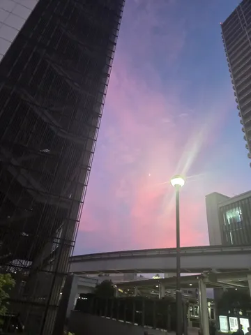 薄明の空、都市の灯
