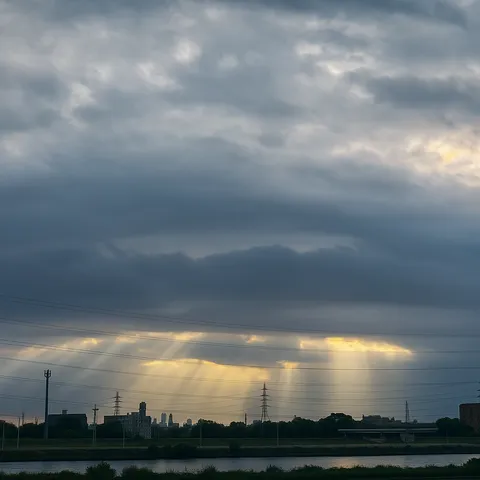 雨上がりの光のカーテン