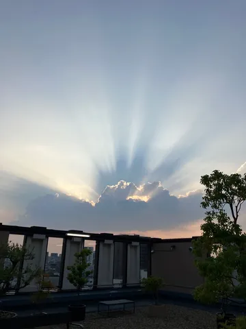 雲間から差し込む光のシャワー