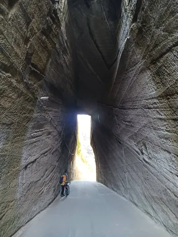 光差す洞窟、旅人のシルエット