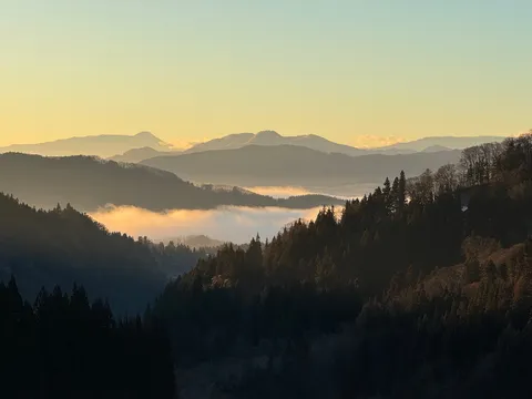 朝靄が織りなす山々のグラデーション