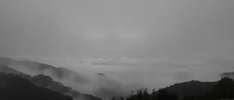 雲海に包まれた山々の神秘