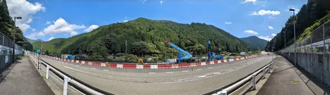 山岳道路と青いクレーン