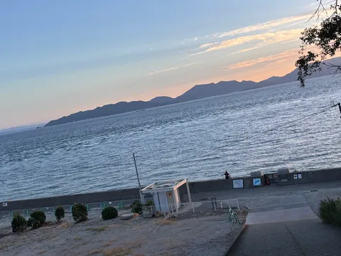 夕暮れの海辺、静かな佇まい