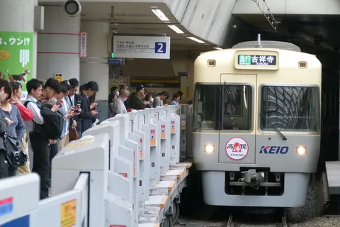 発車を待つ駅の光景