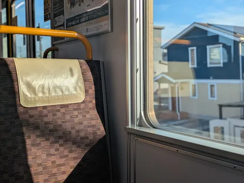 車内のひかりと車窓の家