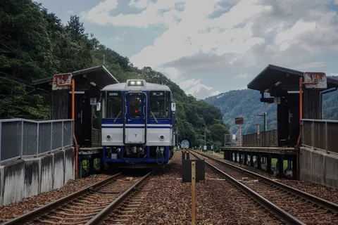山間の駅に佇むローカル列車