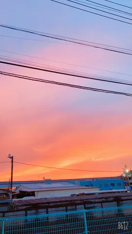 空と電線、夕焼けのキャンバス
