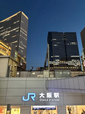 夜明け前の都会の灯り
