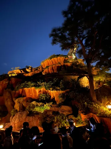 夜の岩山、暖色の輝き