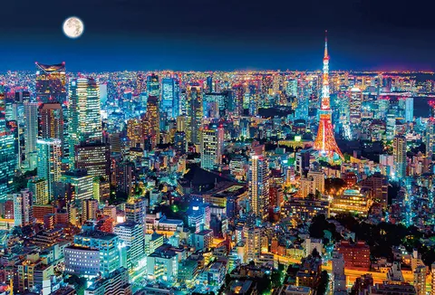 月とタワーが織りなす夜景